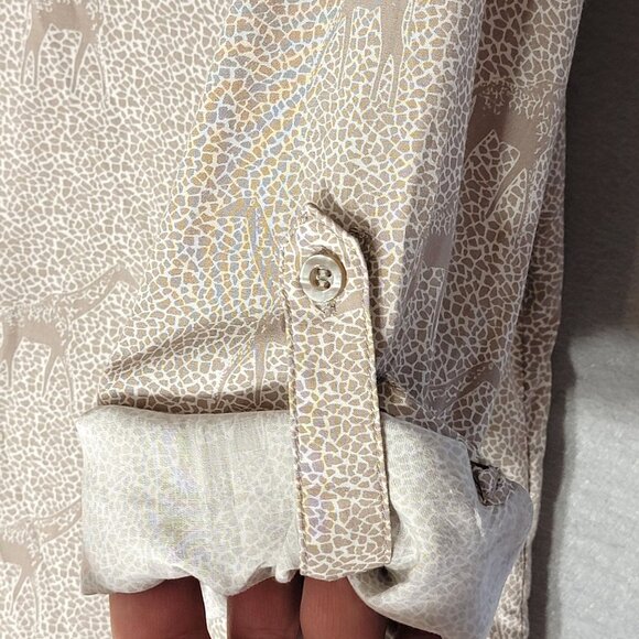 Chicos Blouse Sz L Beige Giraffe All Over Print Button Roll Tab Sleeves Animal - Picture 6 of 13